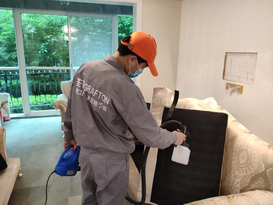 客餐廳沙發全方位噴涂施工 客餐廳沙發全方位噴涂施工