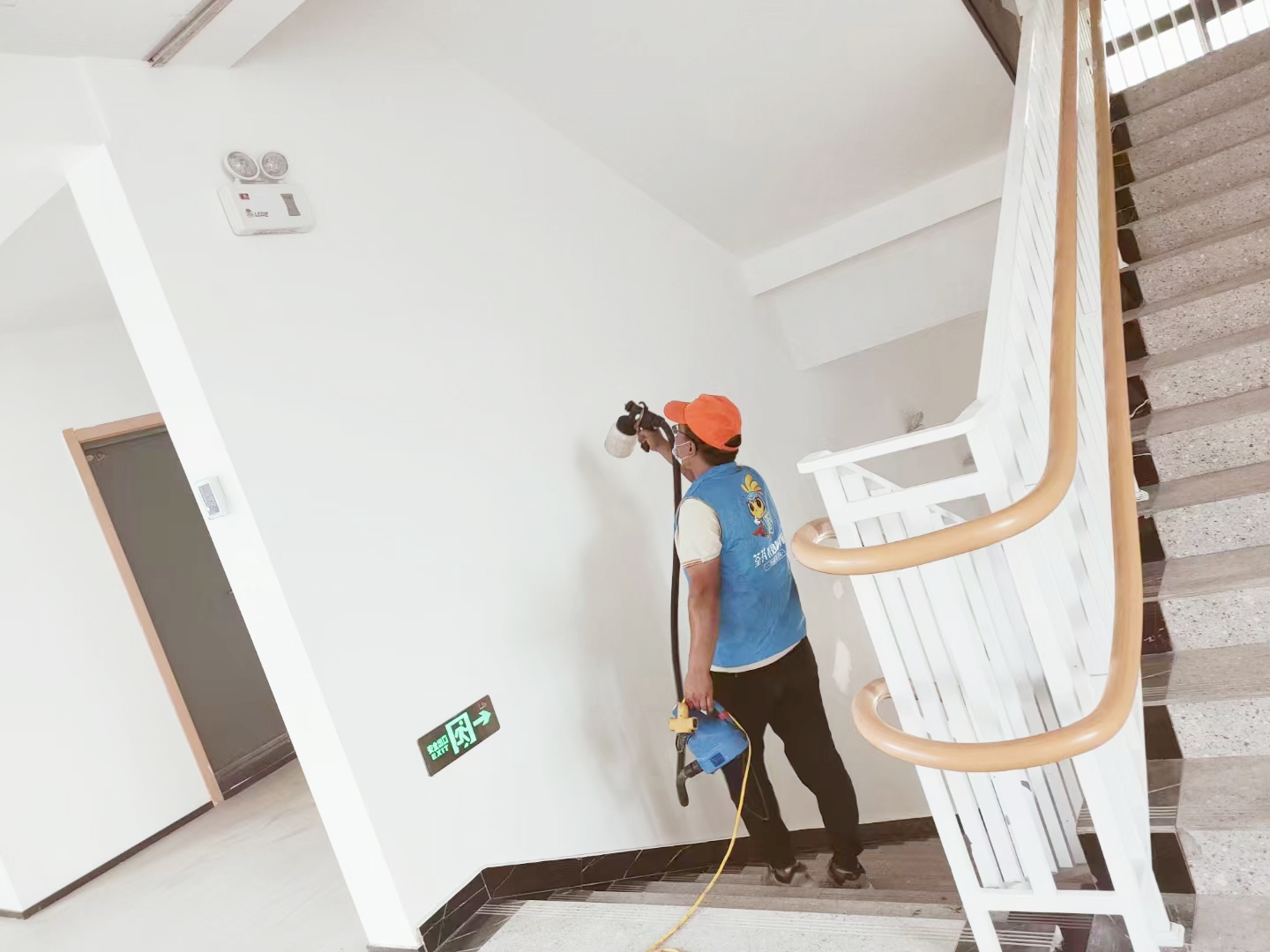 學校樓梯過道墻面頂面噴涂治理 學校樓梯過道墻面頂面噴涂治理